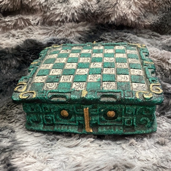 Vintage Mayan Aztec Chess Set Complete Green & White 8x8
inches - Picture 15 of 16